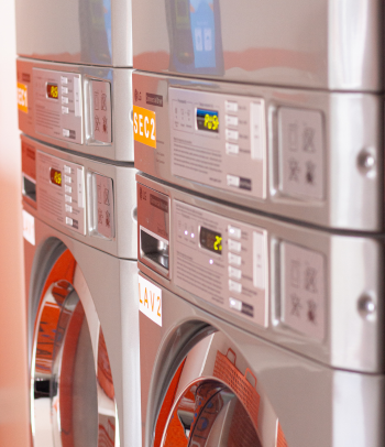 Máquinas modernas da RomaRomi Lavanderia